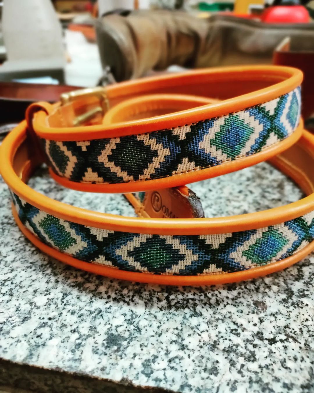 Cinturon cuero y tela etnica artesanal de Roman Leather con hebilla de acero.