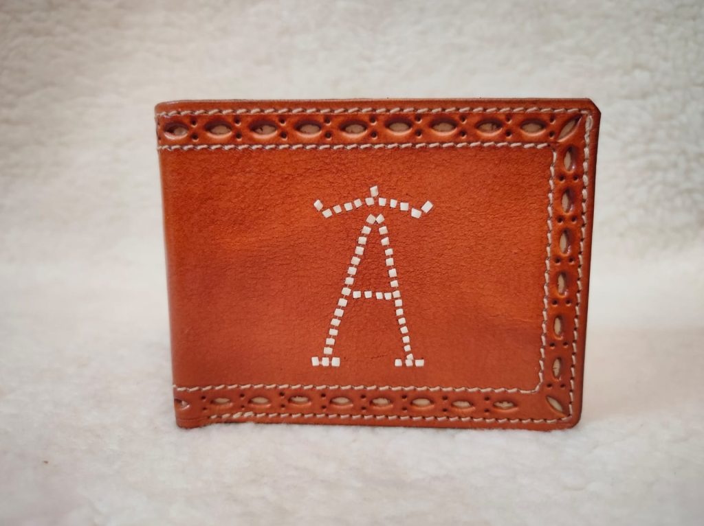 Cartera de piel vaqueta artesanal para hombre de Roman Leather con interior de piel de cabra.